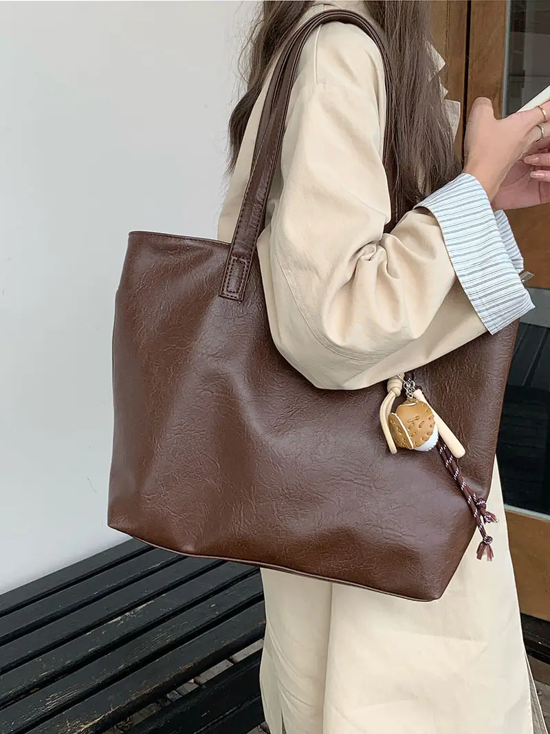 Black Leather Shoulder Bag for Women 2024 — feature 5