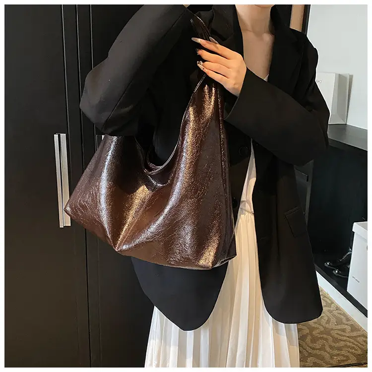 Large Capacity Women's White Textured Shoulder Bag — feature 5