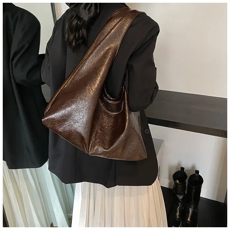Large Capacity Women's White Textured Shoulder Bag — feature 6