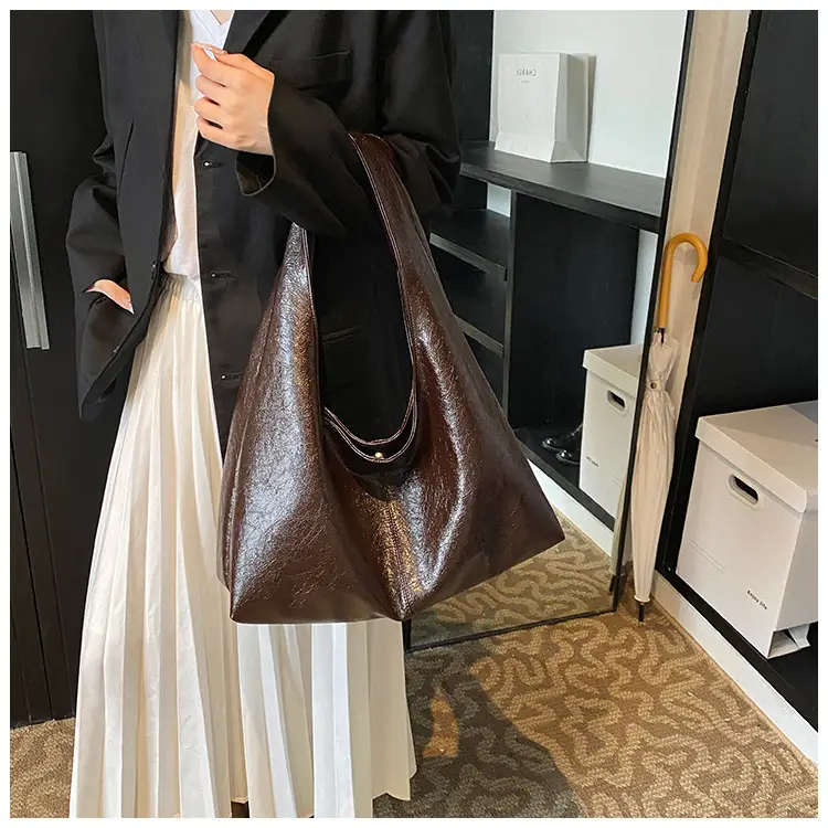Large Capacity Women's White Textured Shoulder Bag — feature 7
