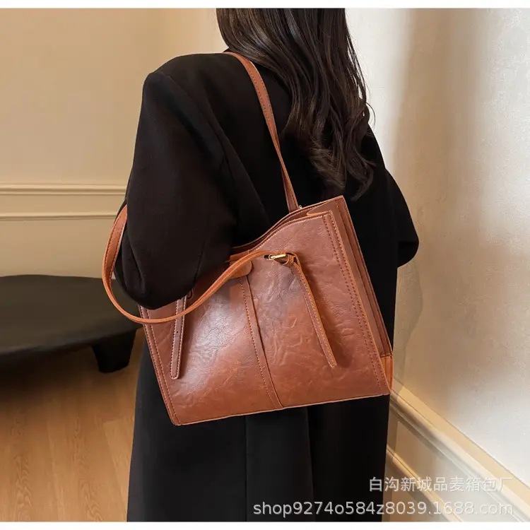 Stylish Brown Leather Shoulder Bag Large Capacity — feature 15