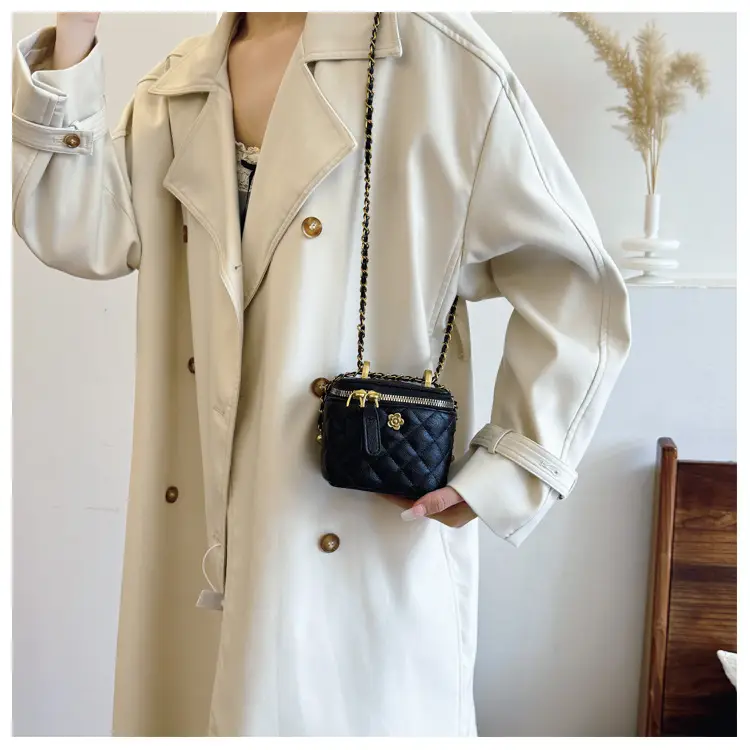 Black Quilted Chain Shoulder Bag for Women 2025 — feature 11