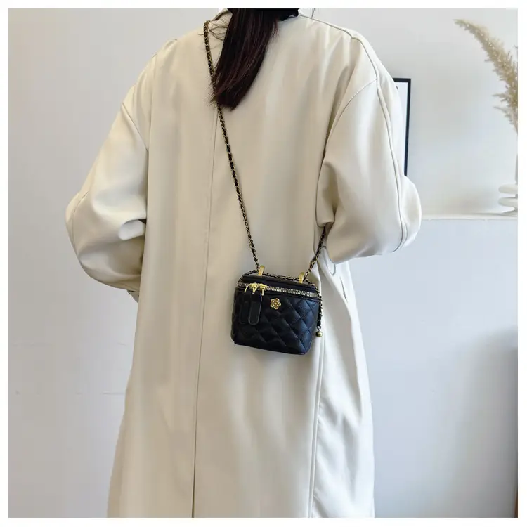 Black Quilted Chain Shoulder Bag for Women 2025 — feature 13