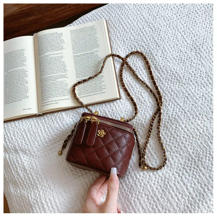 Black Quilted Chain Shoulder Bag for Women 2025 — feature 45