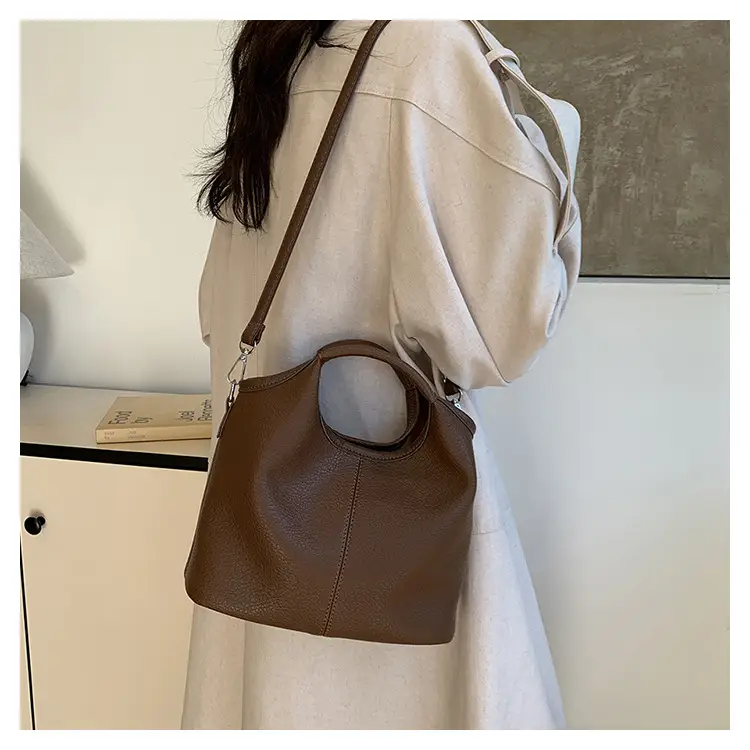 Black Leather Shoulder Bag for Women 2024 — feature 9