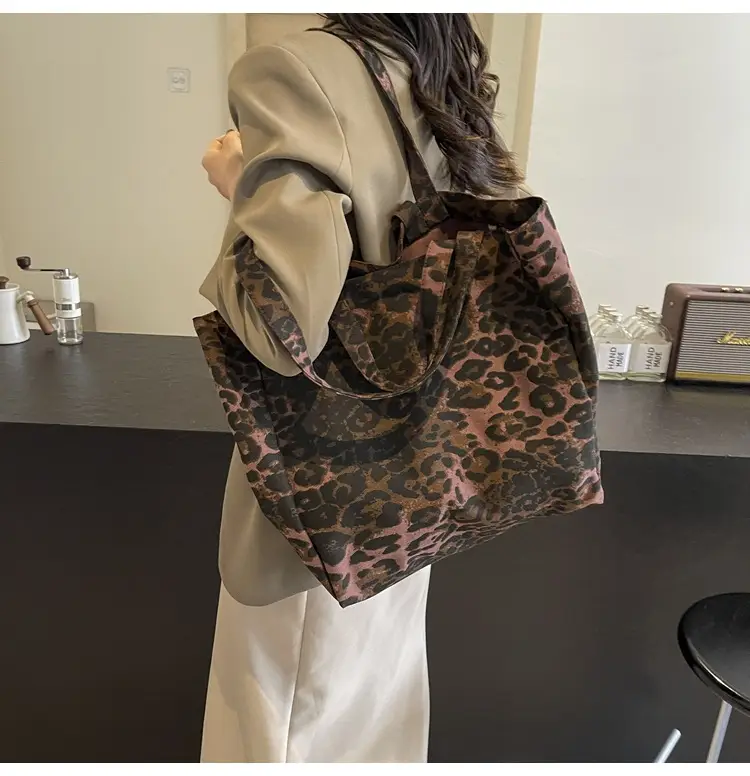 Leopard Print Large Capacity Women's Tote Bag — feature 17