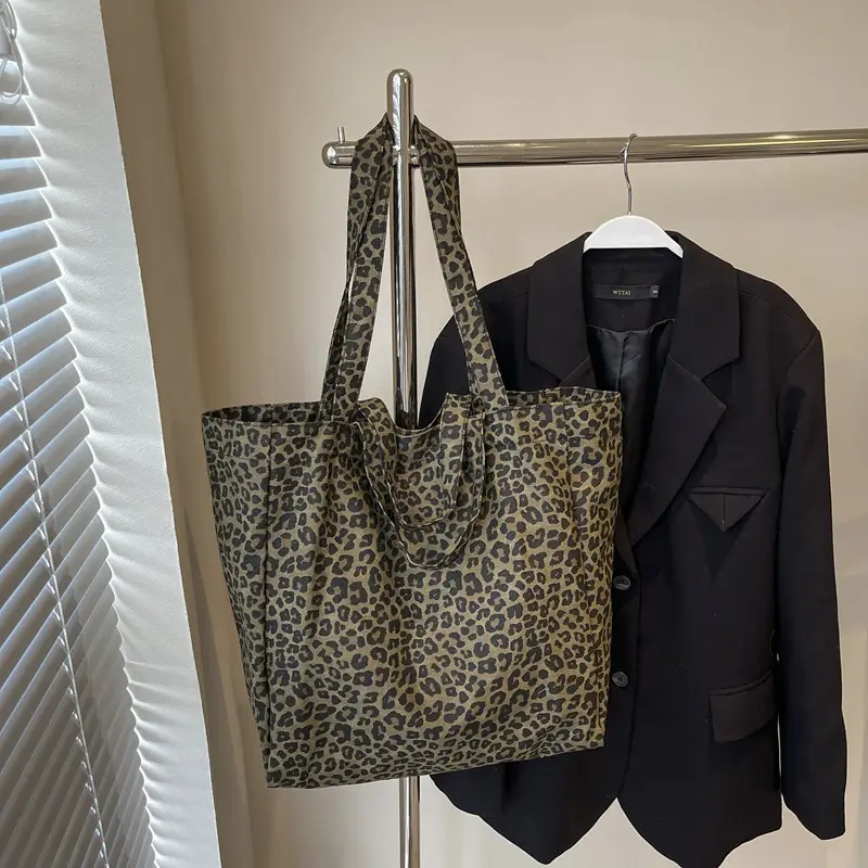 Leopard Print Large Capacity Women's Tote Bag - Image 3