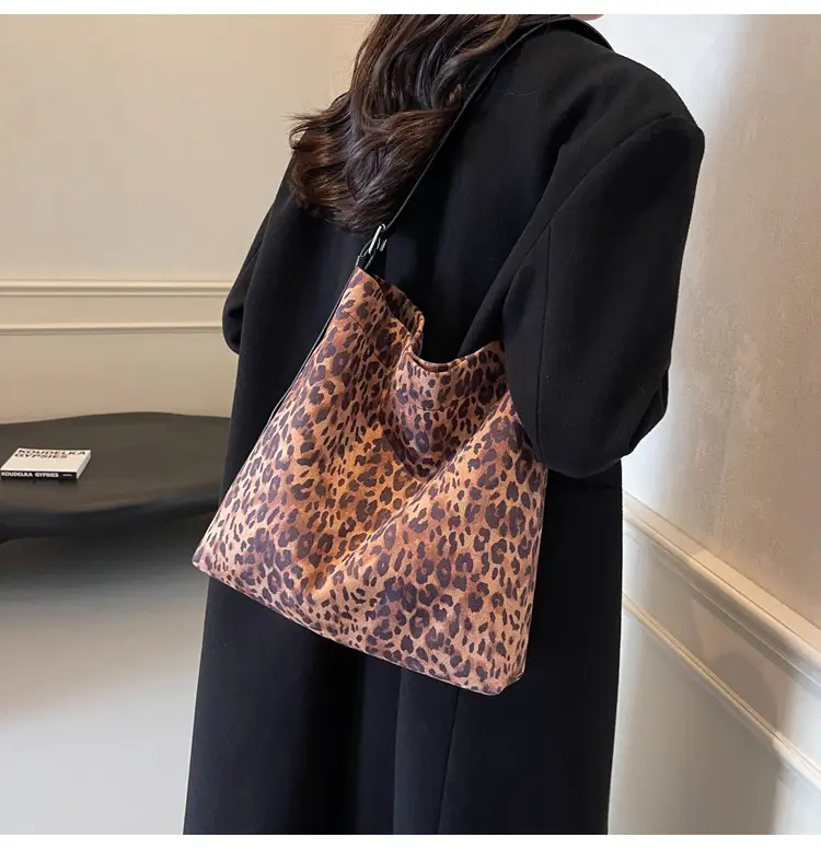 Women's Leopard Leather Shoulder Bag Large Brown — feature 17