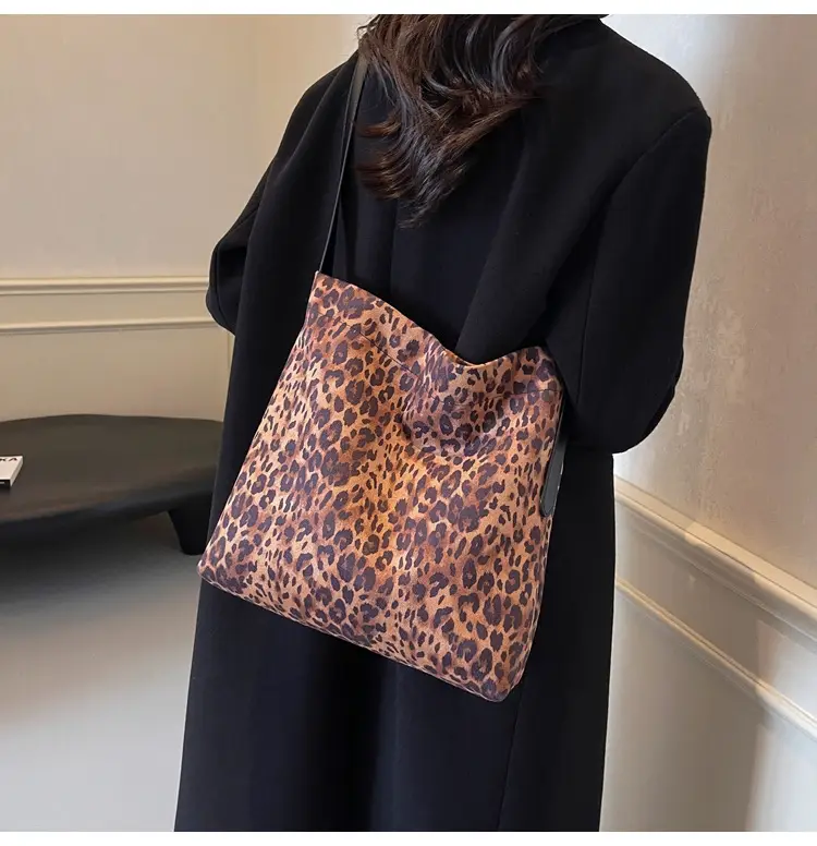 Women's Leopard Leather Shoulder Bag Large Brown — feature 18