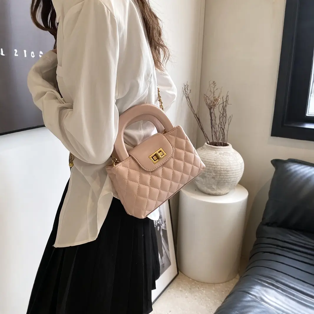 Women Quilted White Commuter Bag with Chain Strap - Image 7