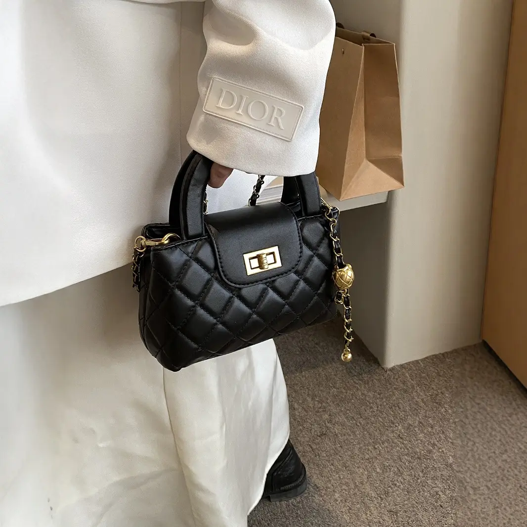 Women Quilted White Commuter Bag with Chain Strap - Image 8