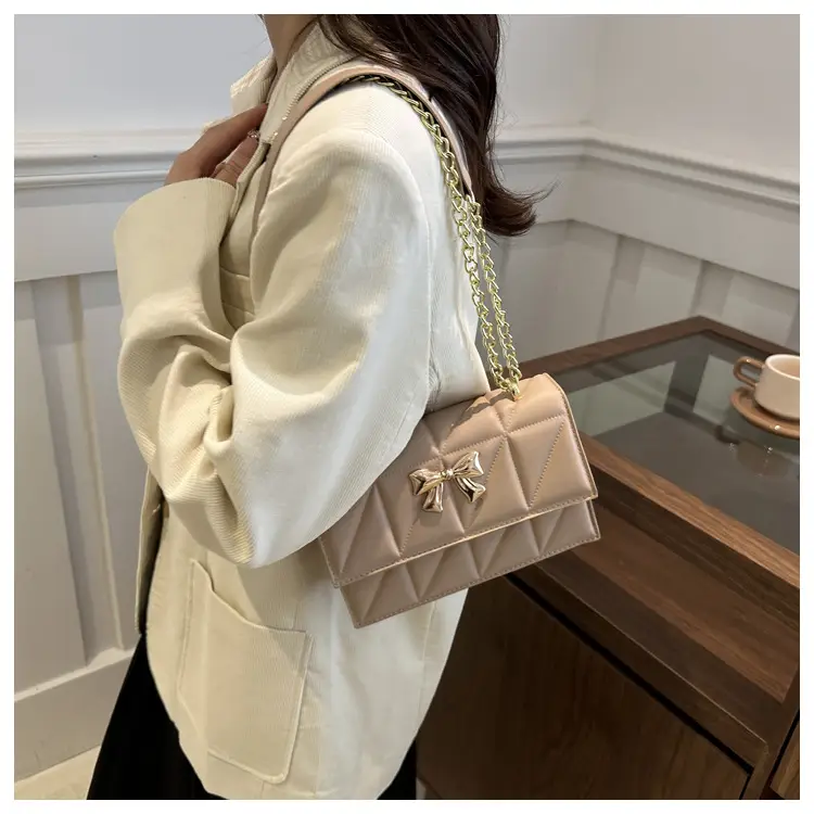 White Butterfly Magnetic Buckle Chain Shoulder Bag — feature 14