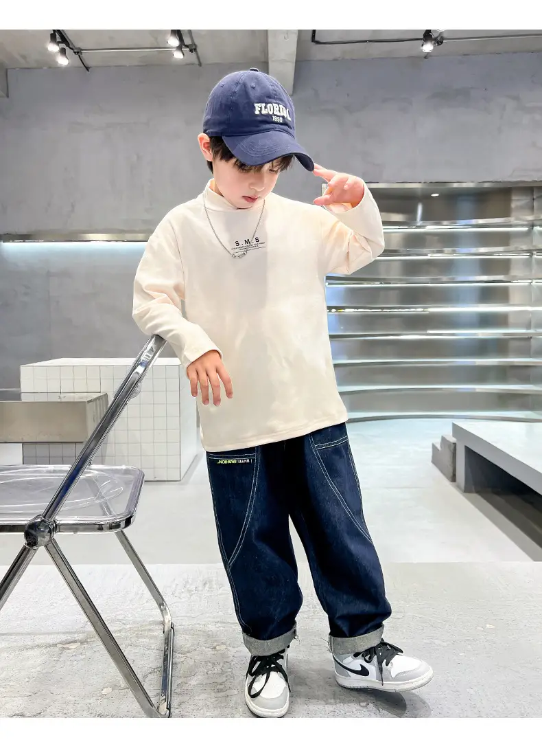 Boys Black Sweatshirt Winter 2024 Large — feature 26
