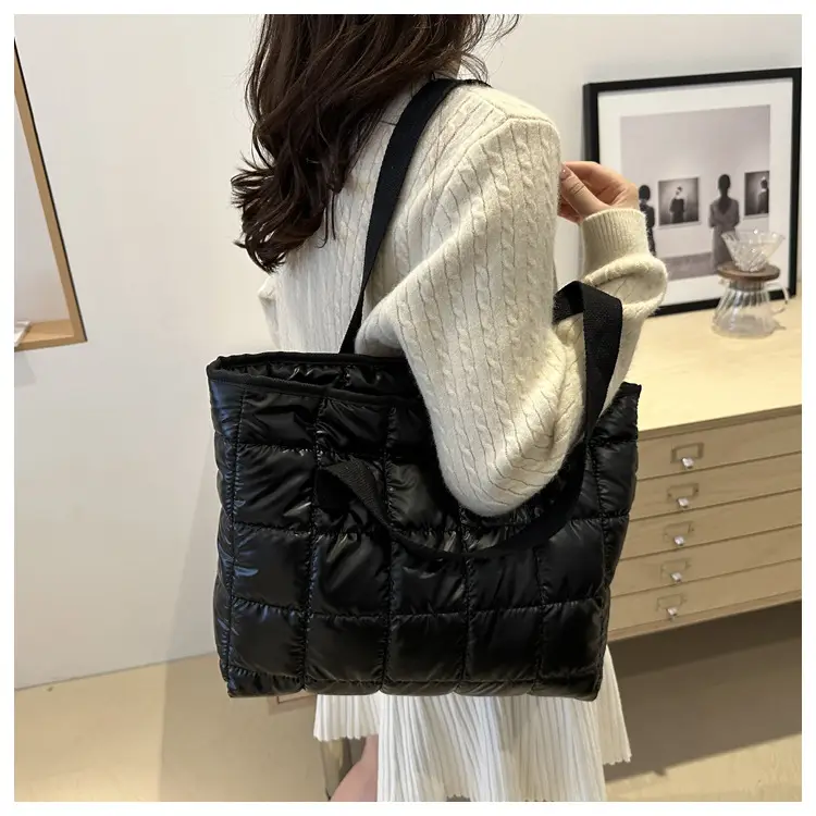 Silver Padded Shoulder Bag 2024 Winter Commute — feature 13