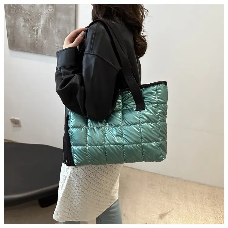 Silver Padded Shoulder Bag 2024 Winter Commute — feature 17