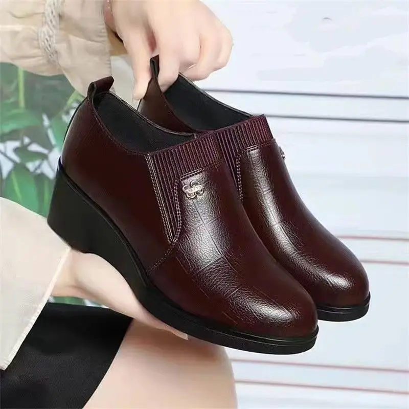 Soft Leather Women's Single-layer Shoes Non-slip Soft Sole Spring and Autumn New Arrival Wedge Women's Shoes with Stylish Leather Shoes for Middle-aged Moms