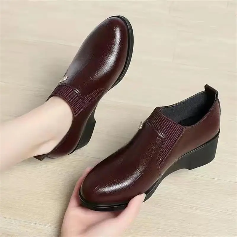 Soft Leather Women's Single-layer Shoes Non-slip Soft Sole Spring and Autumn New Arrival Wedge Women's Shoes with Stylish Leather Shoes for Middle-aged Moms