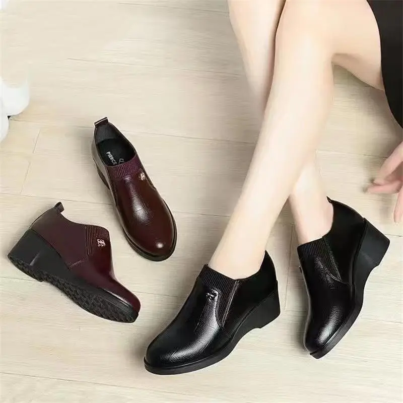 Soft Leather Women's Single-layer Shoes Non-slip Soft Sole Spring and Autumn New Arrival Wedge Women's Shoes with Stylish Leather Shoes for Middle-aged Moms