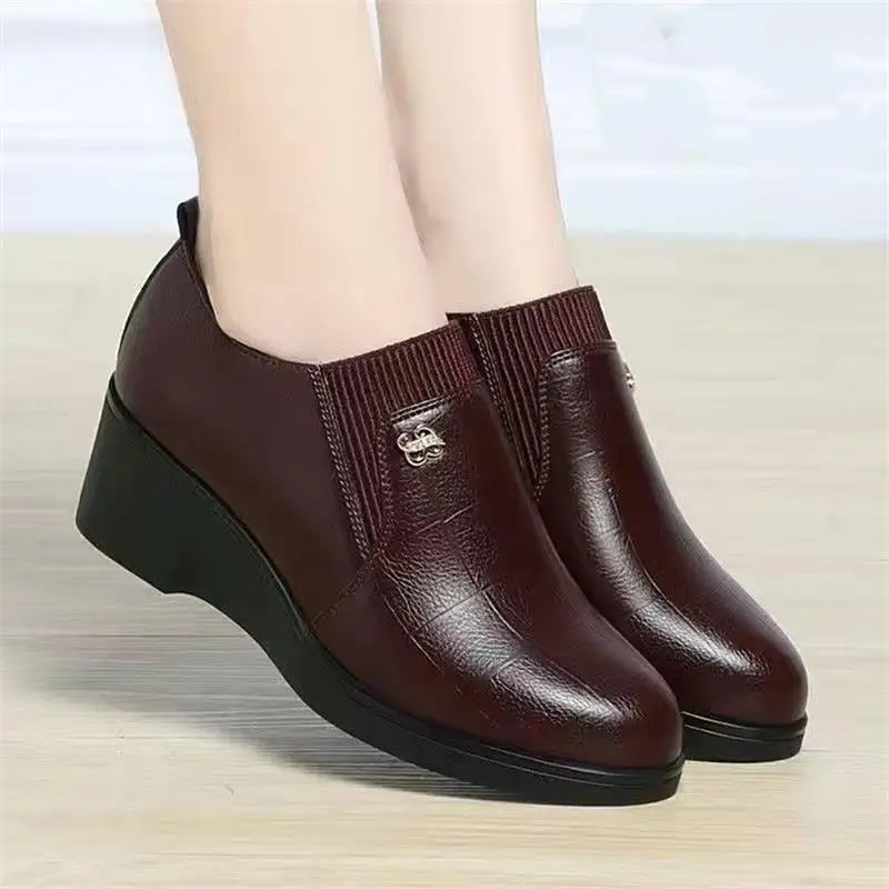 Soft Leather Women's Single-layer Shoes Non-slip Soft Sole Spring and Autumn New Arrival Wedge Women's Shoes with Stylish Leather Shoes for Middle-aged Moms