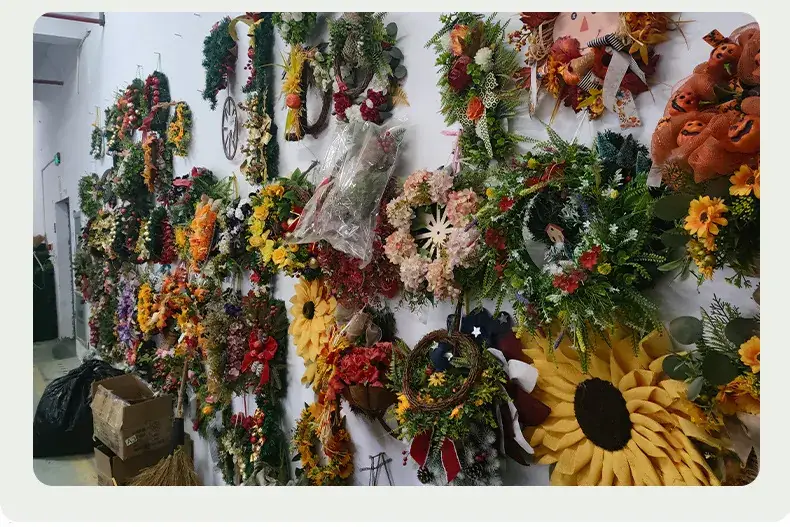 Christmas Wreath Hanging for Door Decor — feature 16