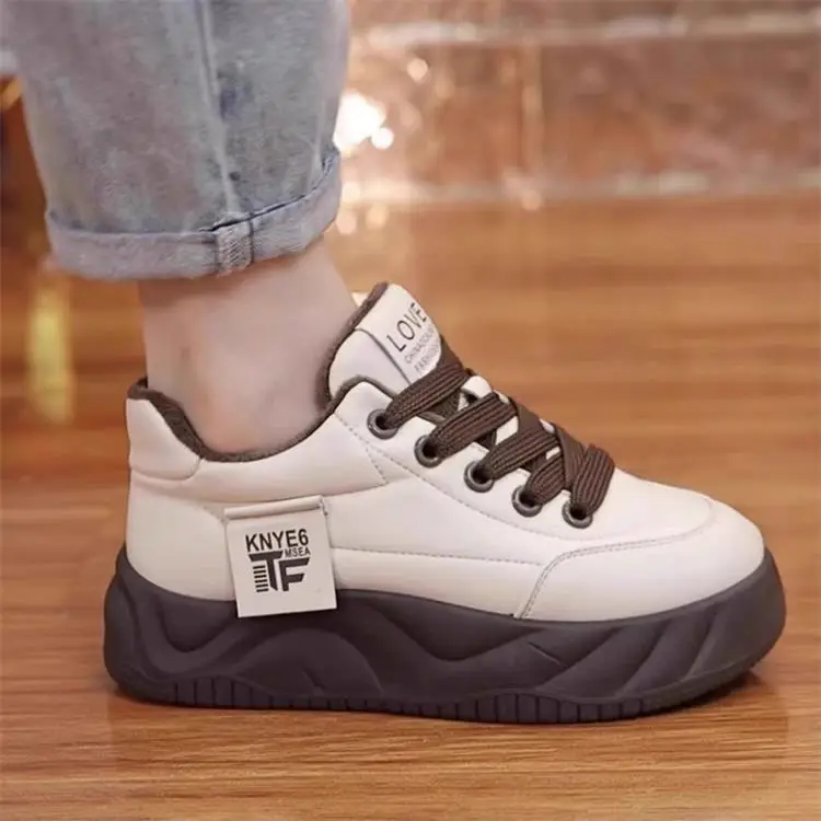 Women's Beige Fleece-Lined Flat Board Shoes Winter 2024 — feature 4