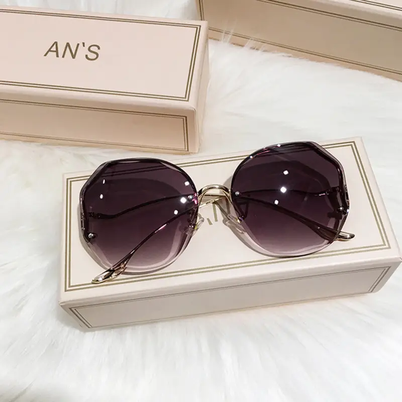 Women's Curved Mirror Sunglasses with Gradient Pore Design