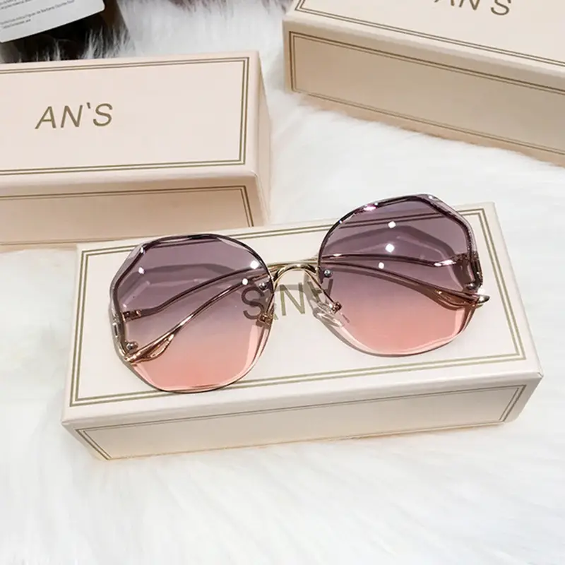 Women's Curved Mirror Sunglasses with Gradient Pore Design