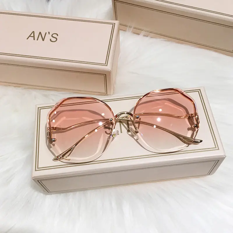 Women's Curved Mirror Sunglasses with Gradient Pore Design