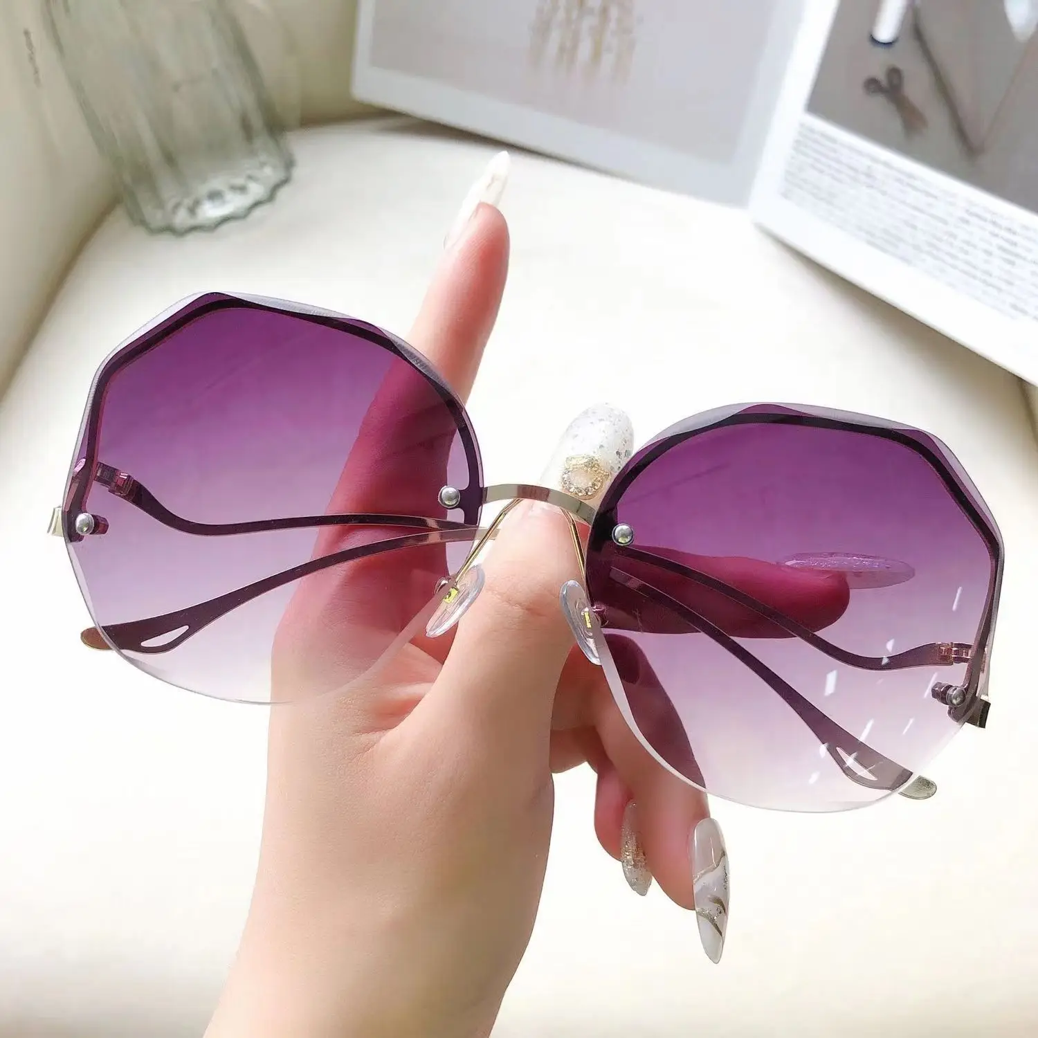 Women's Curved Mirror Sunglasses with Gradient Pore Design