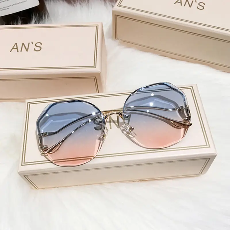 Women's Curved Mirror Sunglasses with Gradient Pore Design
