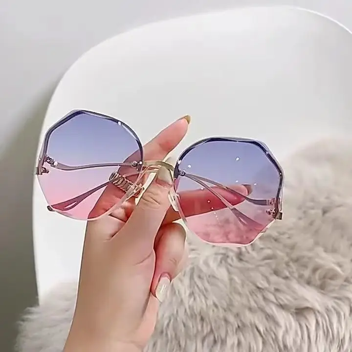 Women's Curved Mirror Sunglasses with Gradient Pore Design