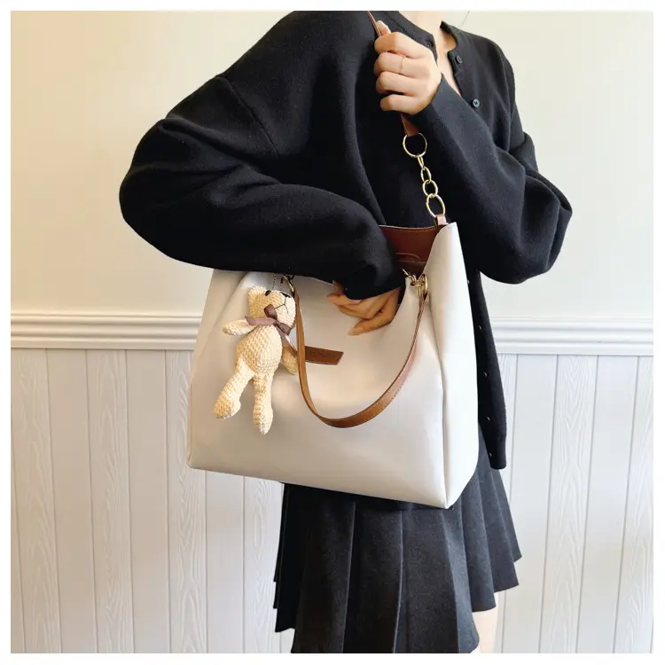 White Leather Tote Bag with Gold Chain Handle for Women — feature 15