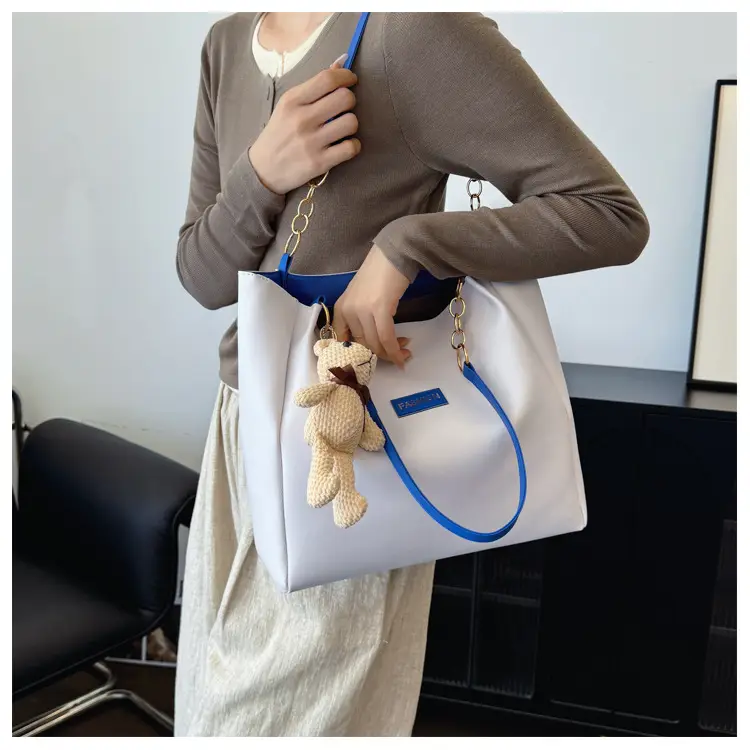 White Leather Tote Bag with Gold Chain Handle for Women — feature 17
