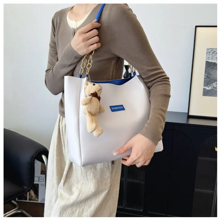 White Leather Tote Bag with Gold Chain Handle for Women — feature 19