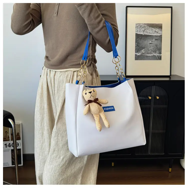 White Leather Tote Bag with Gold Chain Handle for Women — feature 20
