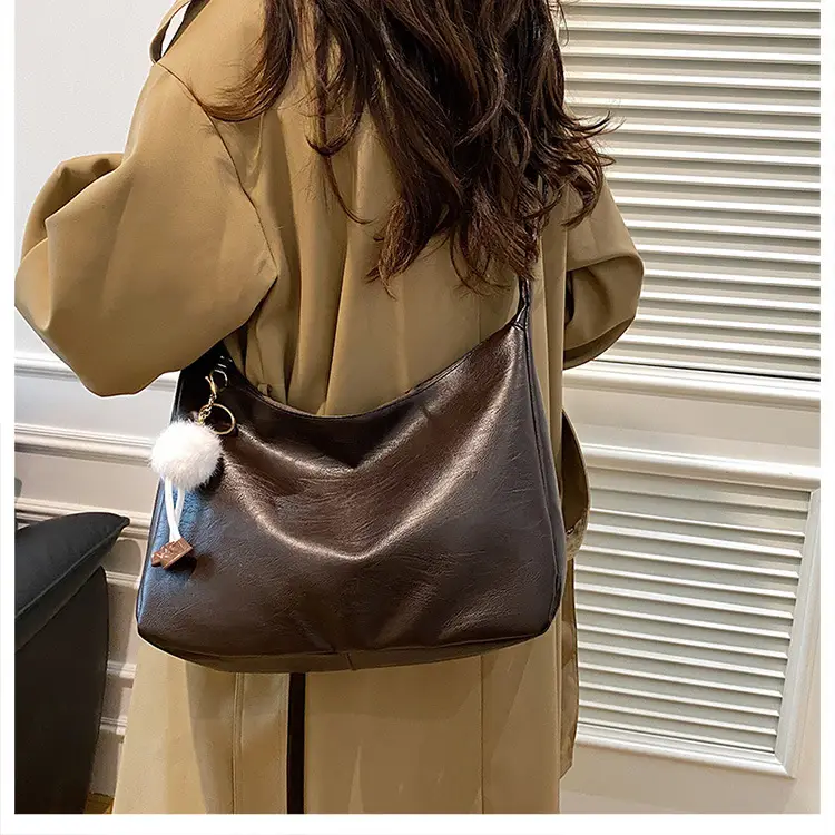 Black Large Capacity Women's Shoulder Bag 2024 — feature 12