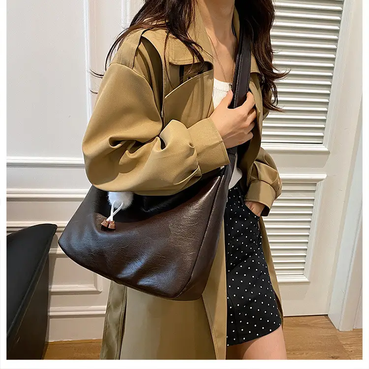 Black Large Capacity Women's Shoulder Bag 2024 — feature 13