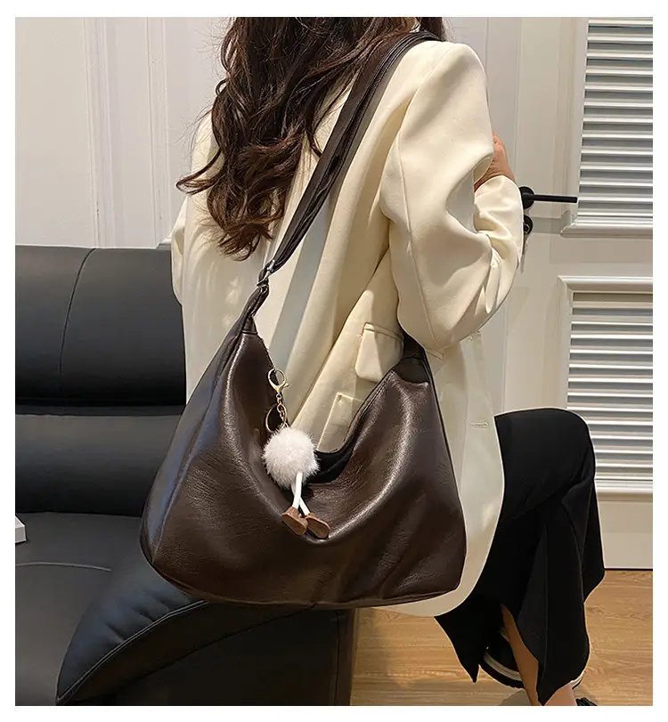 Black Large Capacity Women's Shoulder Bag 2024 — feature 2