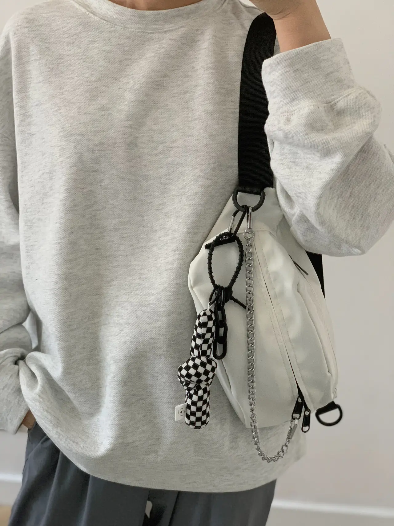 Black Korean Style Crossbody Bag with Chain Detail — feature 20