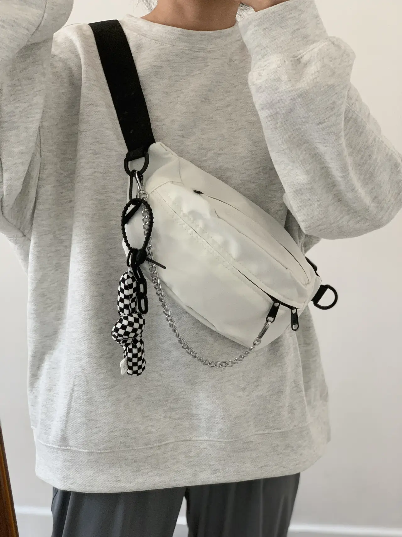Black Korean Style Crossbody Bag with Chain Detail — feature 21