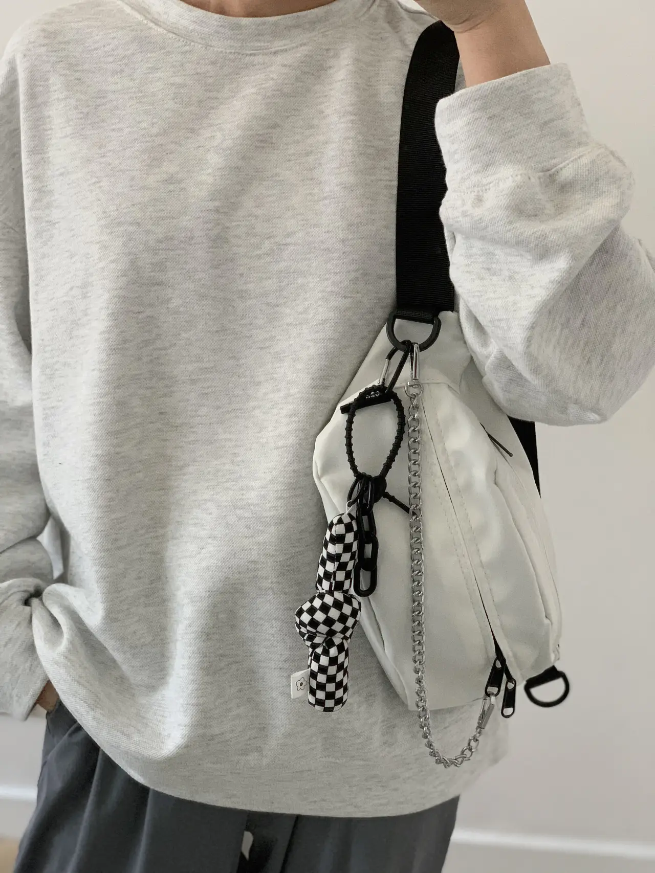 Black Korean Style Crossbody Bag with Chain Detail — feature 22