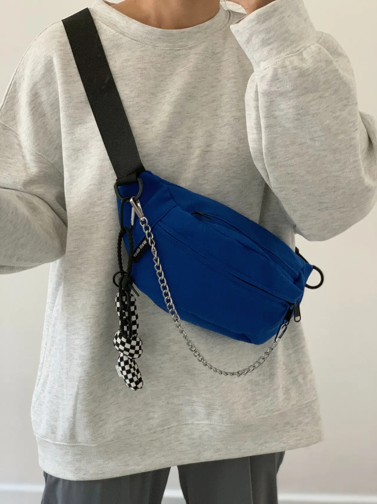 Black Korean Style Crossbody Bag with Chain Detail — feature 23