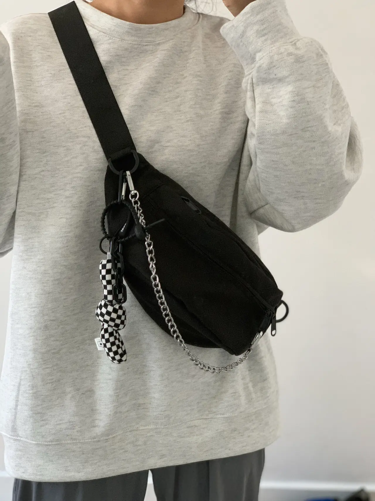 Black Korean Style Crossbody Bag with Chain Detail — feature 24
