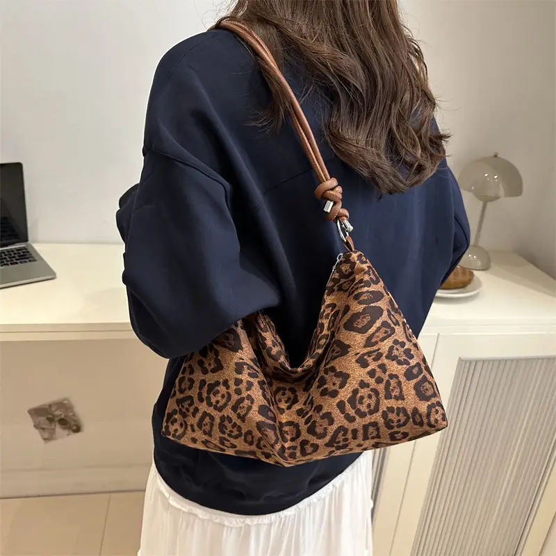 Leopard Print Women's Large Capacity Shoulder Bag - Image 5