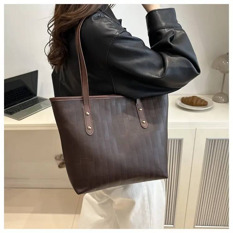 Black Large Capacity Women's Tote Bag Winter 2024 — feature 7