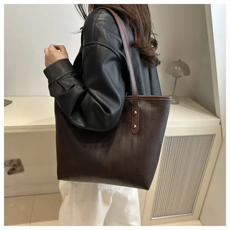 Black Large Capacity Women's Tote Bag Winter 2024 — feature 8