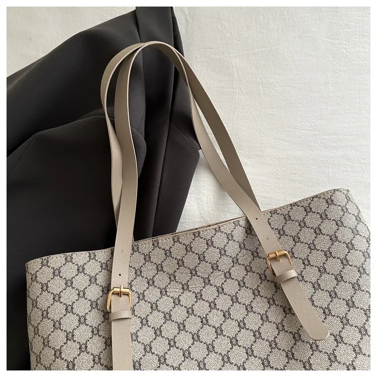 Women's Large Capacity Shoulder Bag Brown Monogram Pattern — feature 22