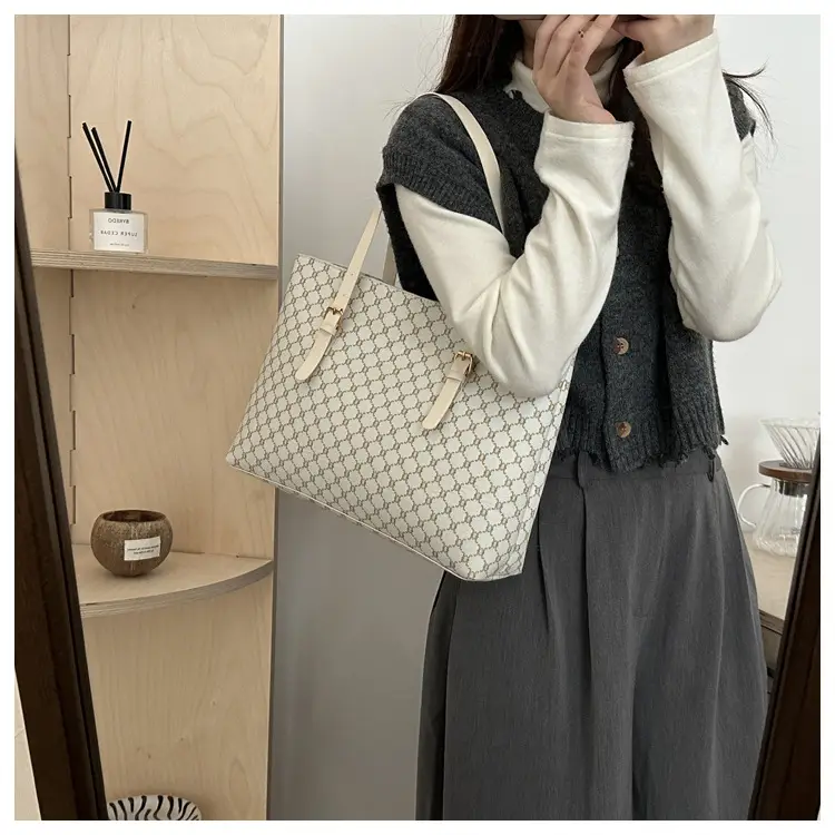 Women's Large Capacity Shoulder Bag Brown Monogram Pattern — feature 34