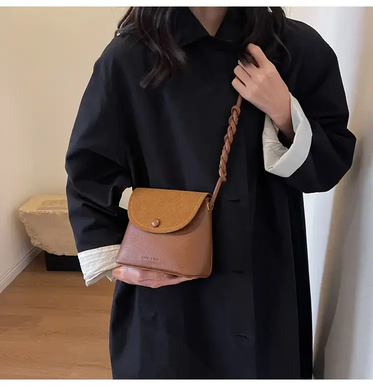 Women's Niche Brown Woven Shoulder Bag 2023 — feature 17