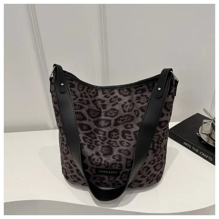 Leopard Print Matte Crossbody Bag Large Capacity 2026 — feature 10